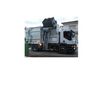 Operario de camión de carga lateral en recogida de residuos urbanos